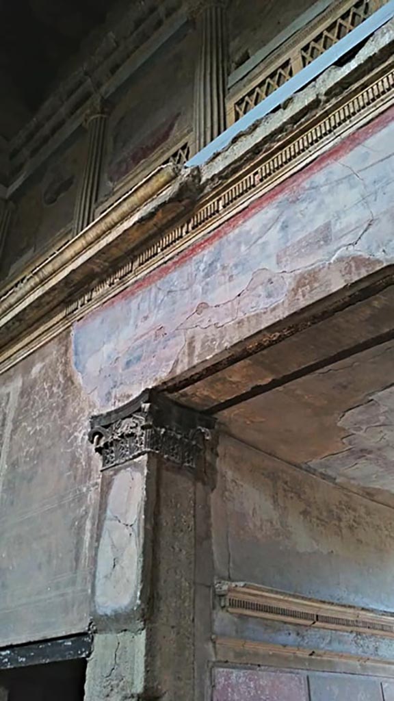 V.1 Herculaneum. Photo taken between October 2014 and November 2019.
West end of atrium, detail of painted decoration above entrance corridor.
Photo courtesy of Giuseppe Ciaramella.